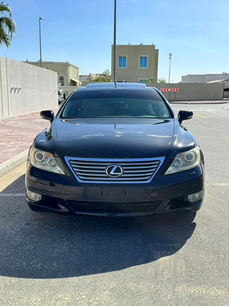 Lexus LS-Series 2010 — photo 1 of 10