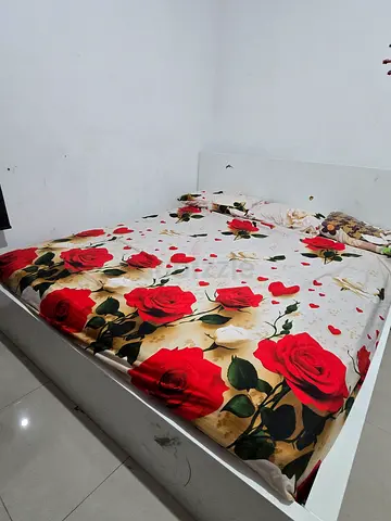 Queen bed with floral mattress topper and fitted sheet (used)