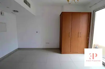 Studio with parking l vacant l low price