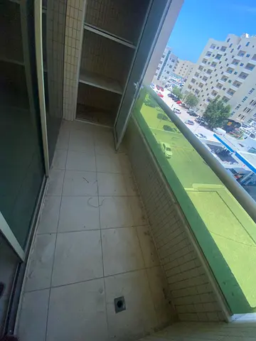 شقة للإيجار السنوي في القليعة غرفة وصالة 2 حمام غرفة ماستر خزائن حائط وبلكونة بسعر 30000 تأمين 2000 كاش والدفع 4 دفعات