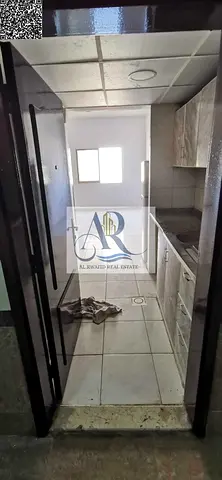 استوديو للإيجار في الراشدية 3 – مساحة كبيرة على شارع المرور