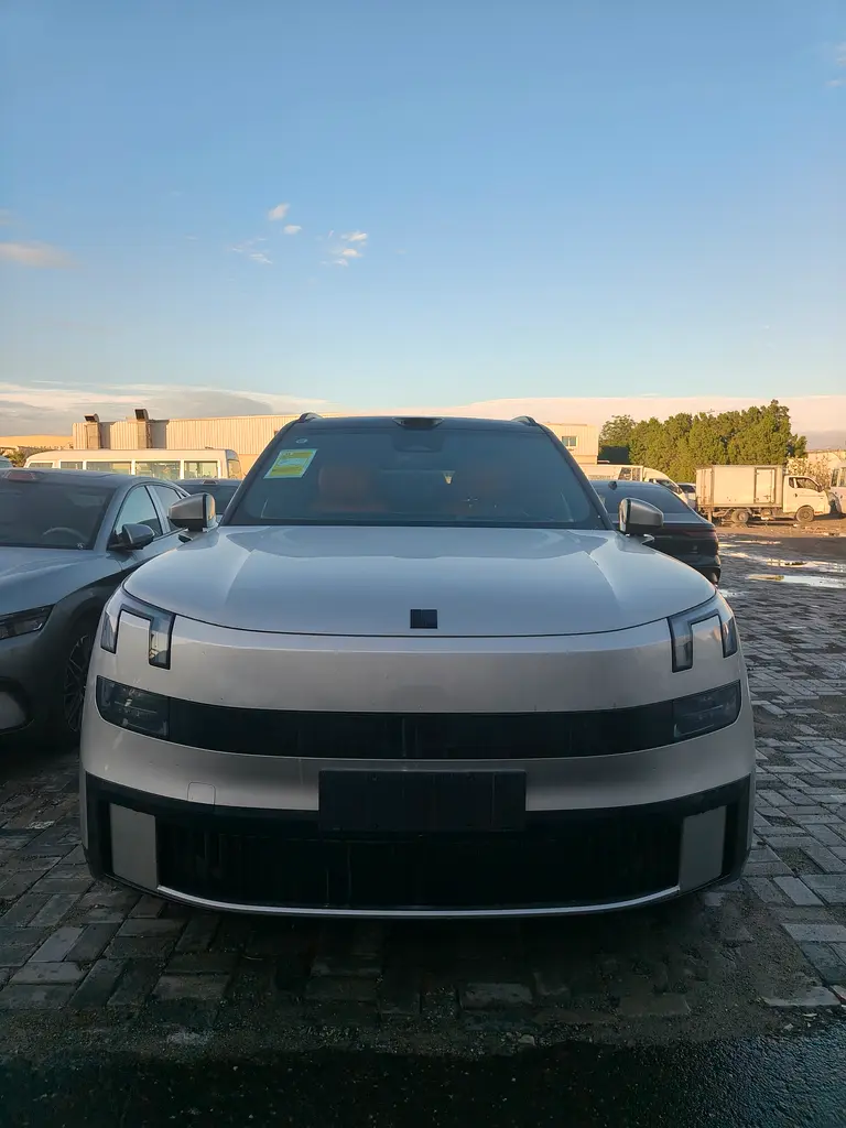 Lynk & Co 900 2025 — photo 1 of 10