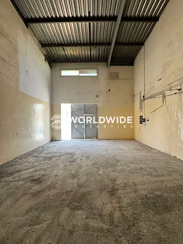 مستودع رئيسي بمساحة 1700 قدم مربع | مقابل مركز التسوق الصيني مع كهرباء ثلاثية الأطوار.