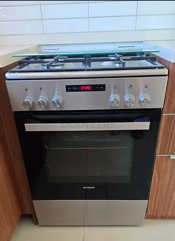 Siemens top gas oven electric 4 burner like new condition