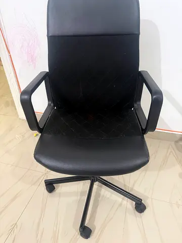 Black Ergonomic Office Chair with Armrests - Good Condition