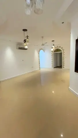 🏡 للبيع فيلا فاخرة في إمارة الشارقة – منطقة الموافجة تتكون من 6 غرف نوم واسعة بتوزيع ممتاز  • مجلس كبير بتشطيبات راقية  • صالة عائلية واسعة ومريحة