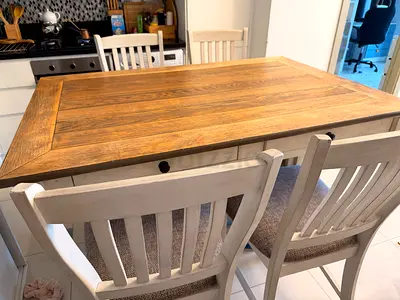 Solid Wood Dining Table (extends) with 4 Chairs – Good Condition