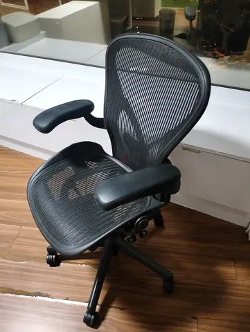 For selling Herman Miller Areon classic chair size B and C full loaded available