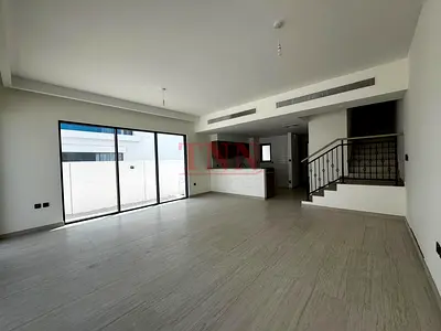 منزل تاون هاوس مكون من 5 غرف نوم | شاغر | تصميم واسع