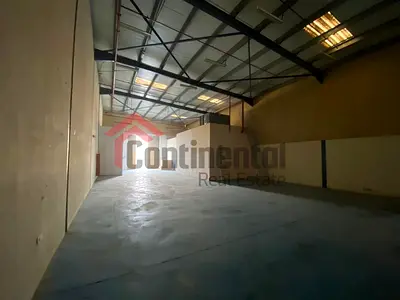 مستودع مع ساحة مفتوحة للإيجار | 3,500 قدم | السجعة