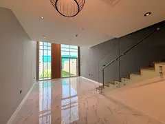 Big Layout | Vacant | Single Row | Close to Entrance