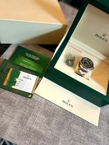 Rolex Sea-Dweller 4000 Deep Sea  Style Stainless Steel Mens Watch with Papers (Model 116660)