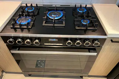Bosch Series 8 90x60cm Full Gas Cooking Range with a black glass top Model HJY5G7V60M