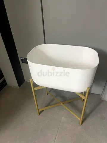 Free standing wash basin with metal stand, Russian brand. Its not used before.