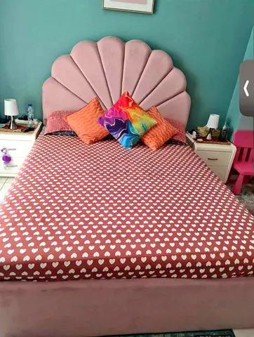 Bed frame queen size 160/200 ( mattress not included ),  2 night stands, and dresser.