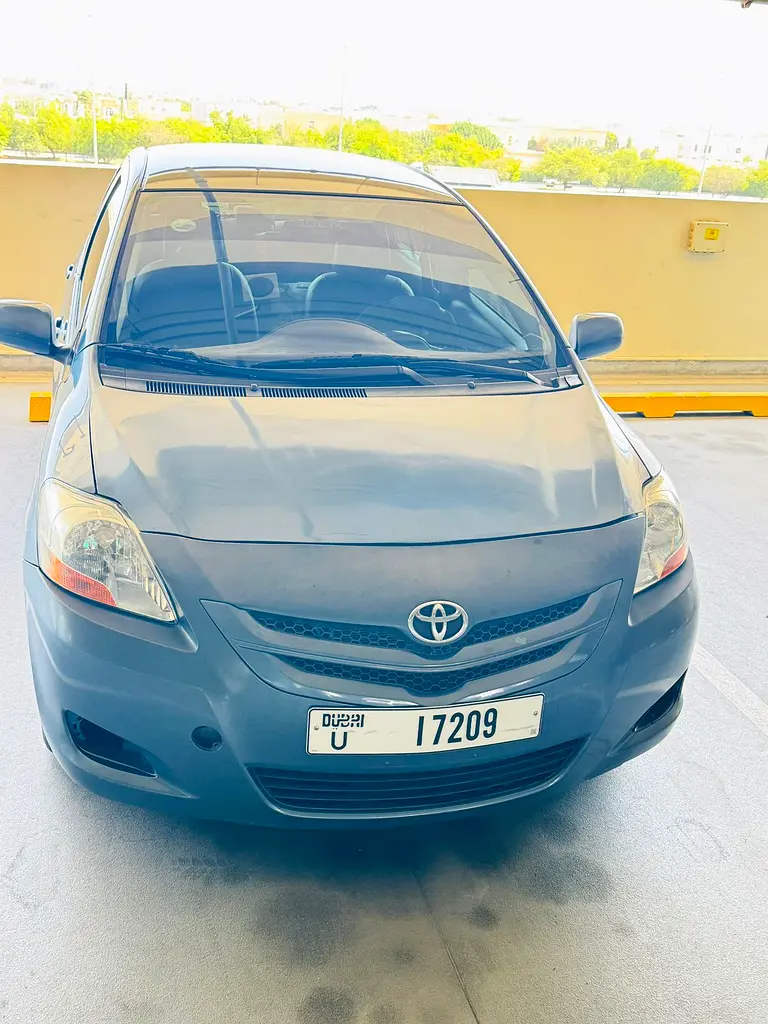 Toyota Yaris 2012 — photo 1 of 4