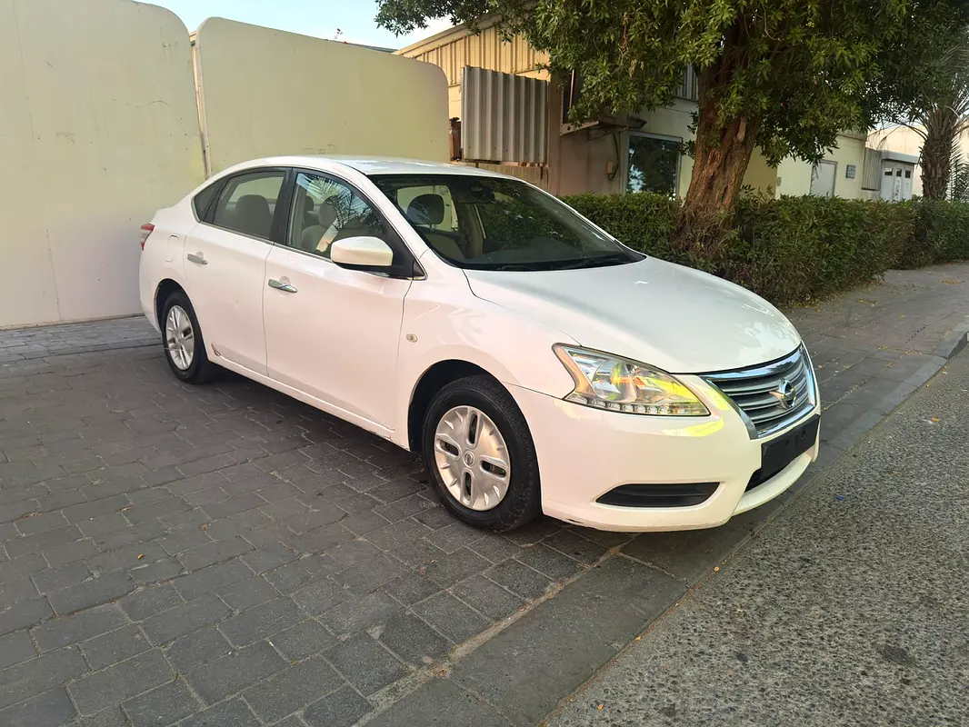 Nissan Sentra 2016 — photo 1 of 11