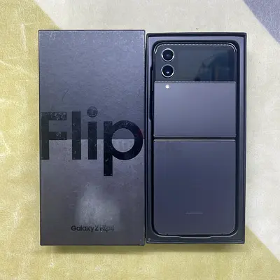 Galaxy zflip 4. 128 gb