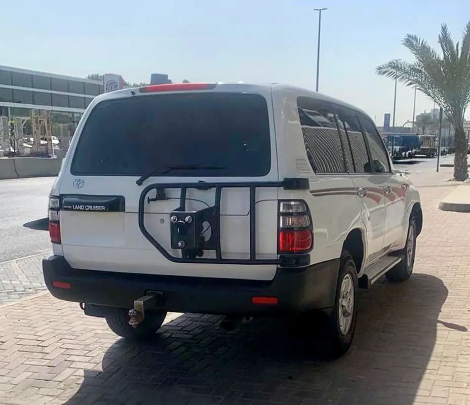 Toyota Land Cruiser 2001 — photo 1 of 3