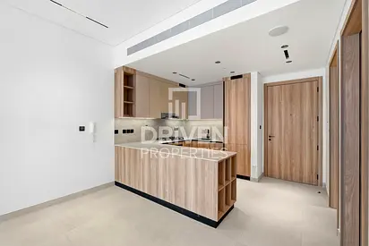 Spacious and Bright Apt with Study Room | Vacant