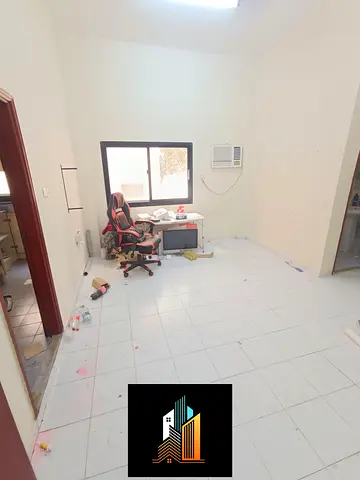 Big siz studio closed kitchen family and neat and clean Window AC building near kacha parking