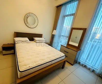 Queen bed set incl bed, mattress, 2 nightstands, dresses and mirror- complete modern set!