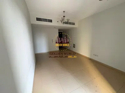 شقة غرفتين وصالة في التعاون الشارقة، خزائن حائط، حمامين، بلكونة، إطلالة مفتوحة، تشطيبات عالية، أرضية ملبسة خشب، مطبخ بإطلالة بانورامية مفتوحة.  موقع م
