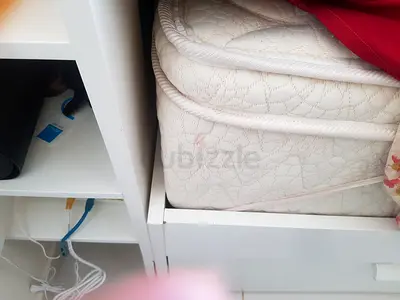 Queen size Bed with 4 drawer head bord with drawer  big metress