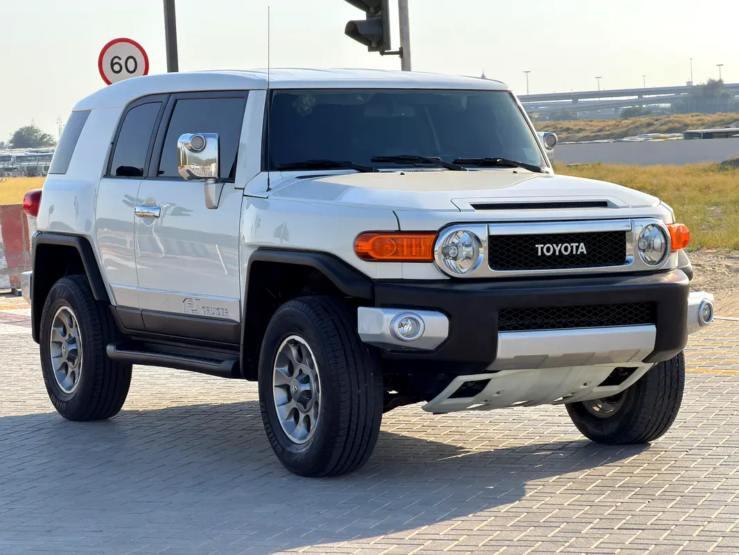 Toyota FJ Cruiser 2012 — photo 1 of 9