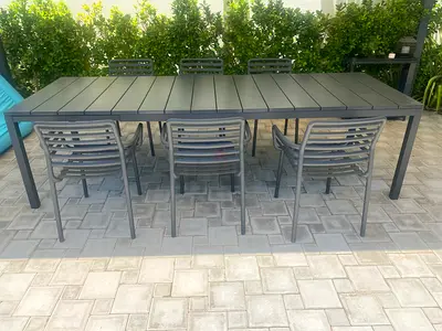 table outside + 6 chairs
