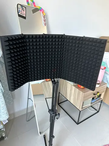 MICROPHONE STAND WITH ISOLATION SHIELD