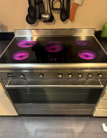 Smeg Latest model 5 Hobs full electric ceramic cooker Range size 90cm Exellent Condition