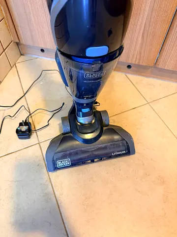 Black  Decker cordless stick vacuum - good working condition