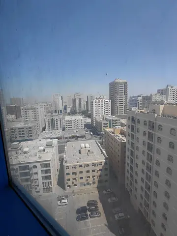 للإيجار السنوي في إمارة الشارقة – منطقة القاسمية (الند)، شقة مميزة مكونة من غرفة وصالة بمساحة ممتازة وتصميم عملي يناسب العائلات والأفراد الباحثين عن ا
