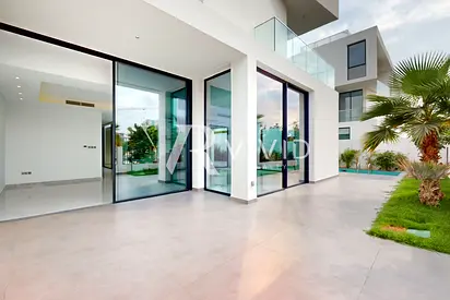 Modern | 5-Bedroom Villa | Lagoon View
