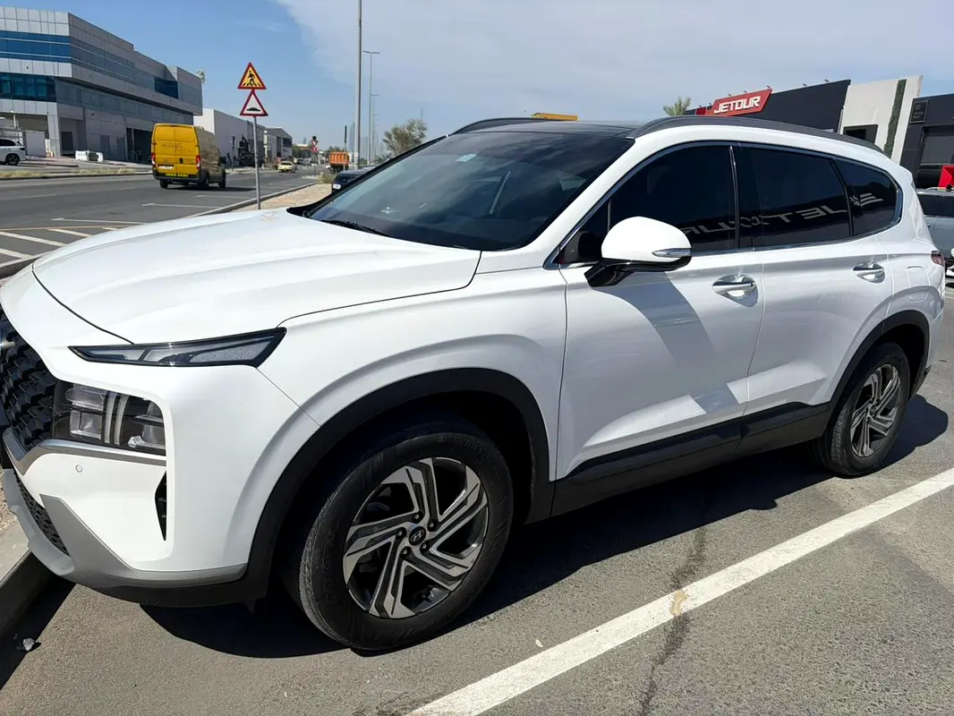 Hyundai Santa Fe 2023 — photo 1 of 8