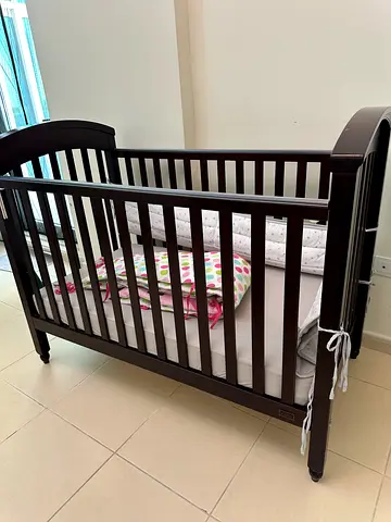 Giggles baby crib with mattress - good condition
