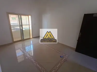 شقة طابق أرضي للإيجار السنوي في الروضة 3 عجمان، تتميز بغرفتين وصالة مع بلكونة ممتازة و2 حمام، في بناية عائلية وموقع حيوي قريب من شارع الشيخ عمار وسهل