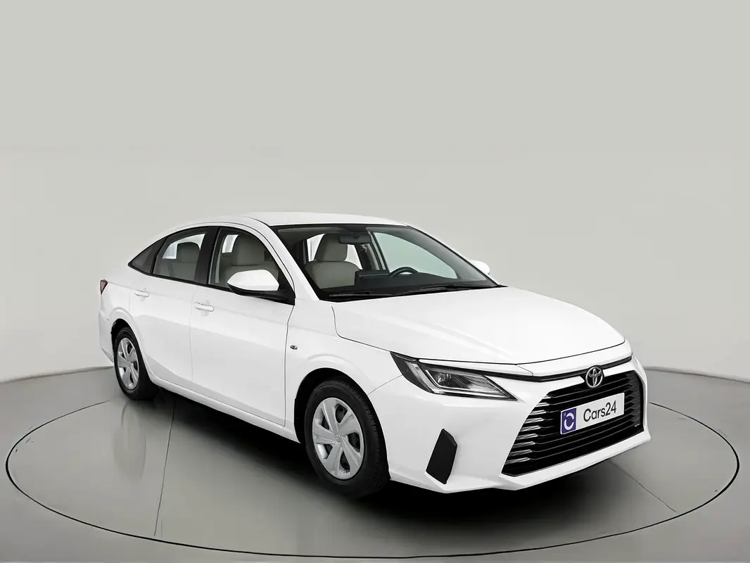 Toyota Yaris 2024 — photo 1 of 13