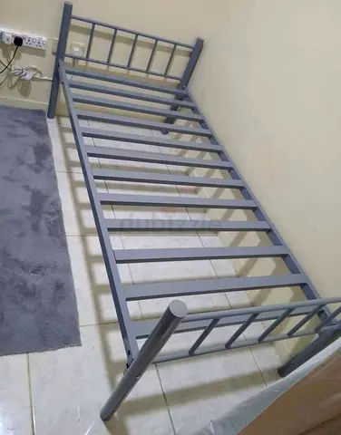 Single metal bed frame - sturdy grey single bed base