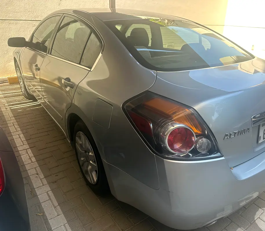 Nissan Altima 2010 — photo 1 of 9
