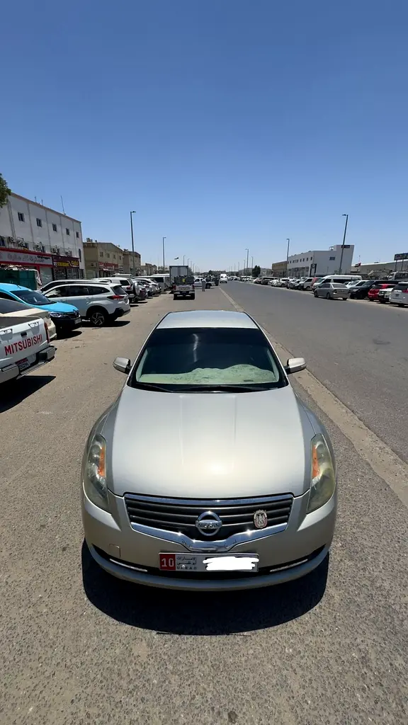 Nissan Altima 2009 — photo 1 of 9