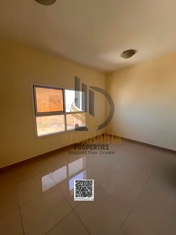 فرصة ممتازة للسكن في موقع استراتيجي وحيوي، استوديو بمساحات واسعة وتصميم عملي مع مطبخ شبه منفصل، داخل بناية نظيفة وموقع مميز جدًا مقابل الشارقة مباشرة