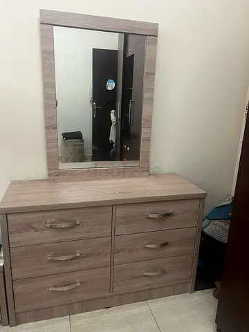 Wood-Effect Dresser with Mirror and 6 Drawers — Good Condition