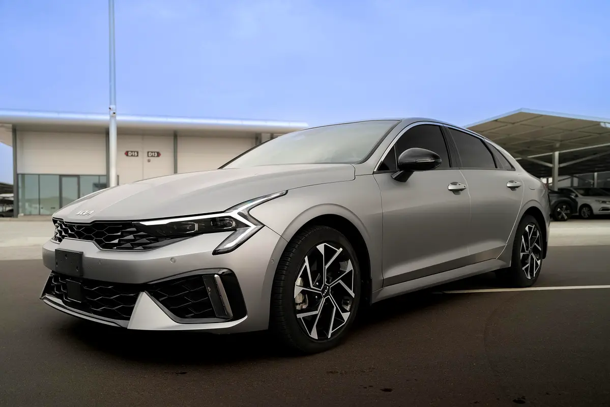 Kia K5 2025 — photo 1 of 12