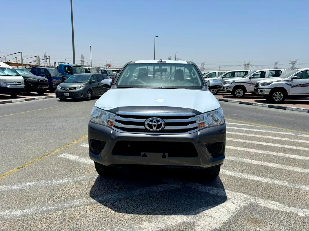 Toyota Hilux 2026 — photo 1 of 10