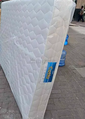 Queen-size mattress in good used condition (latex/foam) - clean