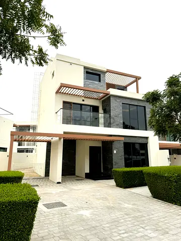 Unfurnished | Vacant | Immaculate Townhouse in D1