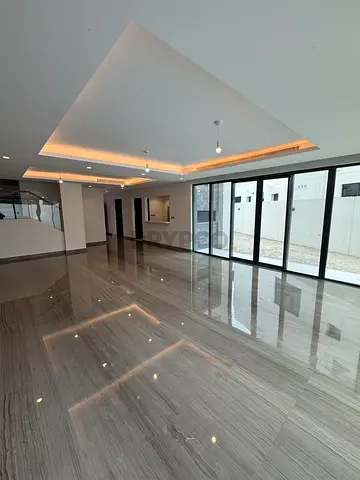 Unfurnished | Vacant | Immaculate Townhouse in D1