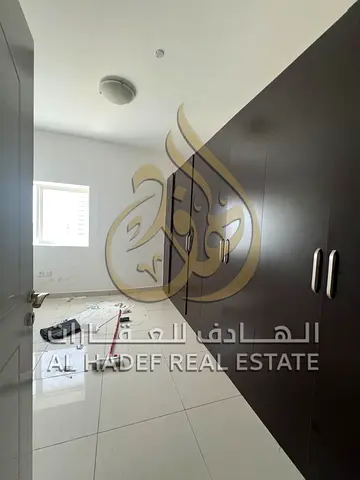 سكن مريح بتسهيلات استثنائية في الخان! غرفة وصالة بموقع مميز، تأمين مؤجل لمدة 3 شهور، وتوفر مواقف سيارات!